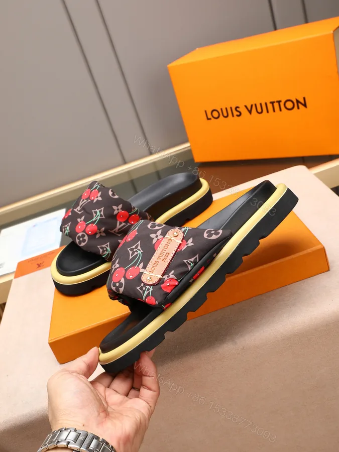 View 1 of LV 一比一 櫻桃印花厚底拖鞋 時尚休閒一字拖 黑色款