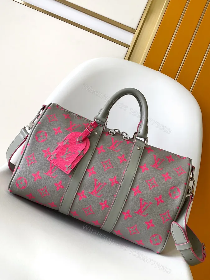 View 1 of LV 高仿Monogram壓紋手拿包 奶茶棕金鍊款精緻百搭風