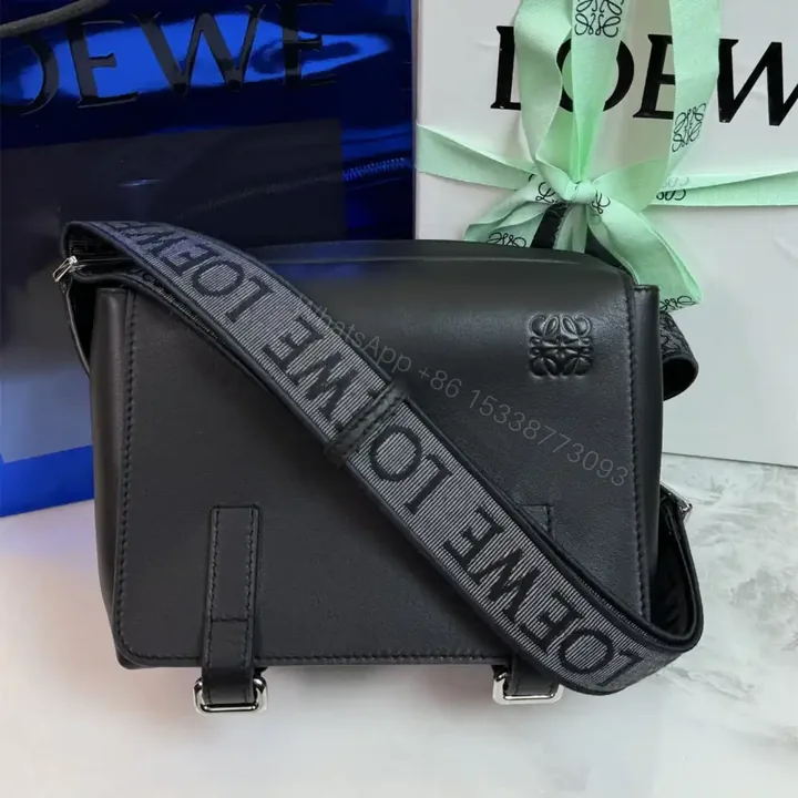 View 1 of 高仿Loewe*Military系列1100牛皮男士郵差包黑色小號免檢版