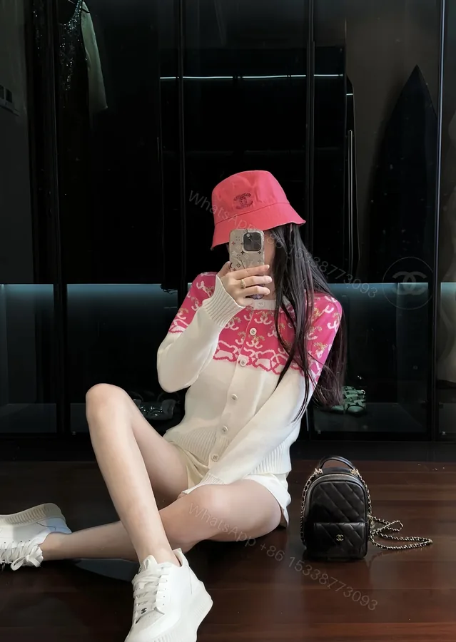 View 1 of ChanelA貨漁夫帽女款紅色亮眼刺繡Logo潮流百搭帽