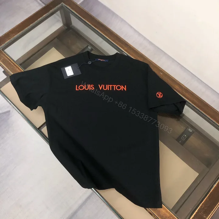 View 1 of LV精品仿製黑T恤 橘紅LOGO字母刺繡 簡約街頭風設計款