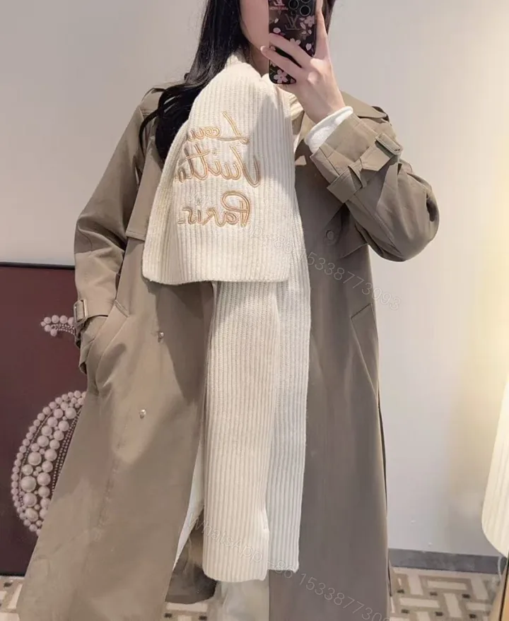 View 1 of LV一比一白色刺繡羅紋圍巾 女士氣質款羊毛材質百搭色