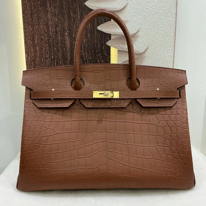View 1 of Hermes 一比一 女款 Birkin 手提包 深棕鱷魚紋 高端奢華風