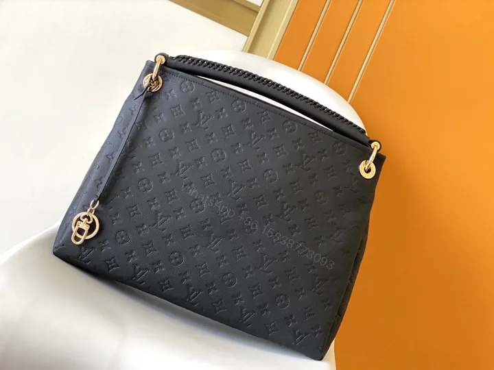 View 1 of LV 一比一黑壓紋皮革肩背包 金屬吊飾點綴百搭款