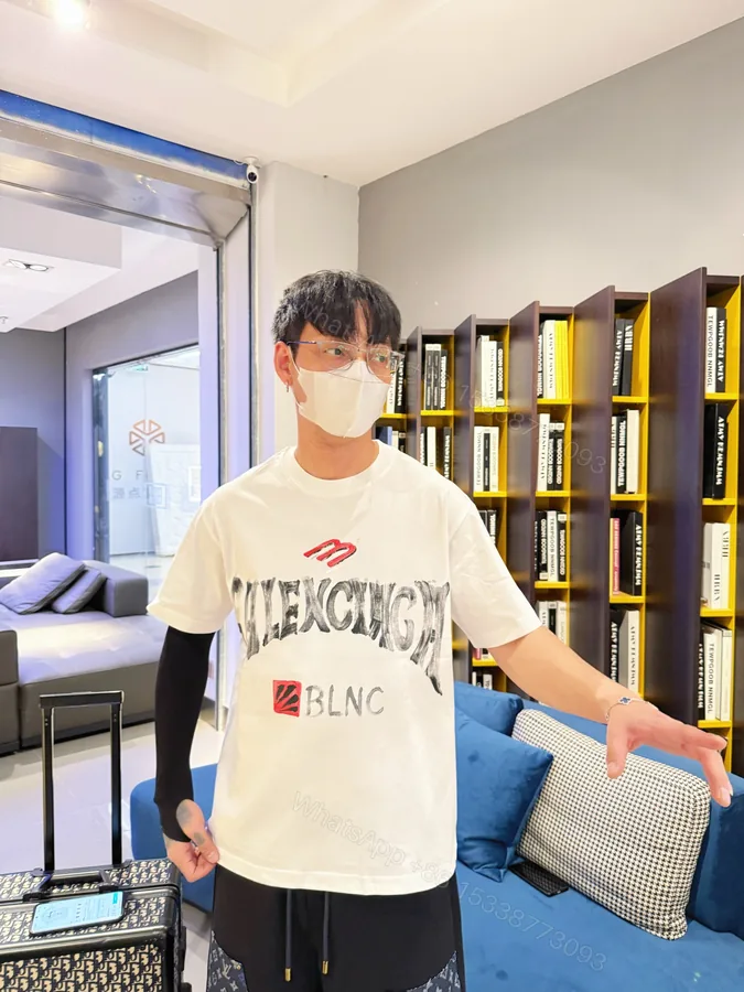 View 1 of Balenciaga 高仿T恤 男款白色塗鴉字母印花寬鬆短袖