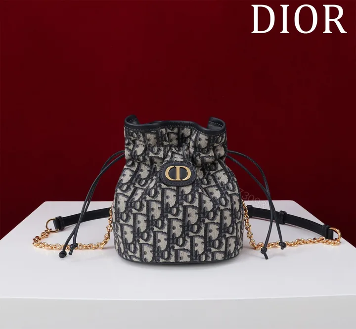 View 1 of Dior高仿女款老花束口水桶包復古風格百搭輕便款