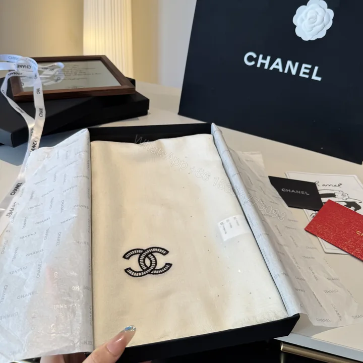 View 1 of Chanel 一比一刺繡絲巾 米白雙C經典刺繡設計 高級質感款