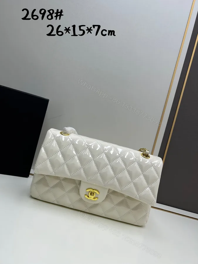 View 1 of CHANEL 高仿 Classic Flap 白色漆皮口蓋包 金色雙C精緻點綴