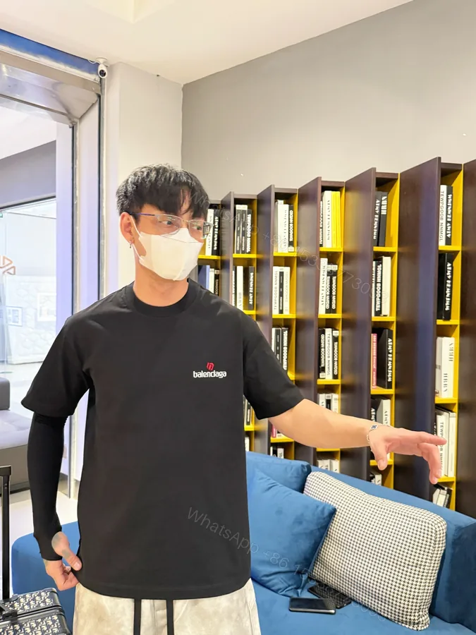 View 1 of Balenciaga 高仿T恤 男款黑色簡約小LOGO寬鬆短袖上衣