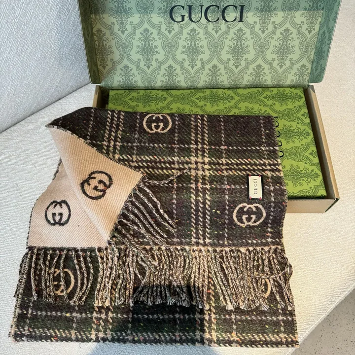 View 1 of Gucci 一比一格紋圍巾 棕米雙色調百搭復古款