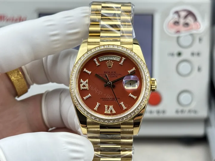 View 1 of 勞力士 高仿 Day-Date 紅玉石面盤男款腕錶 鑽圈奢華收藏款