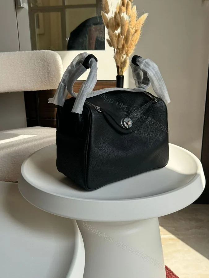 View 1 of HERMÈS Lindy 26 shoulder bag in Beton Evercolor leather