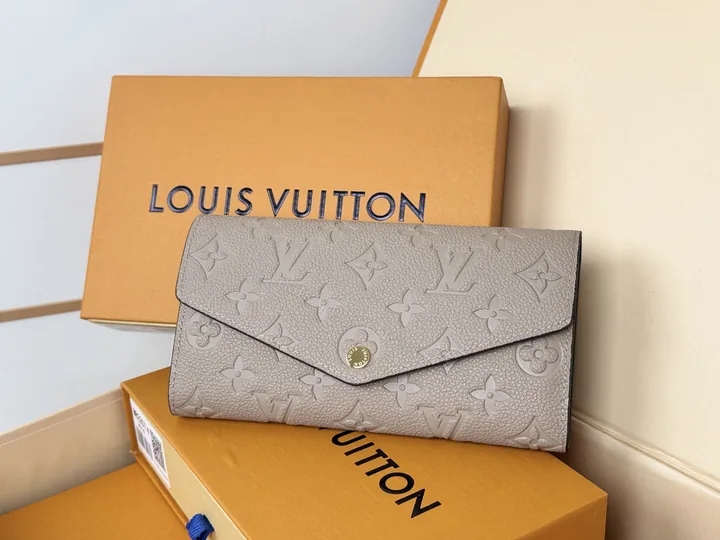 View 1 of LV A貨M82256 Sarah長夾淡灰色壓紋Monogram小牛皮優雅通勤推薦