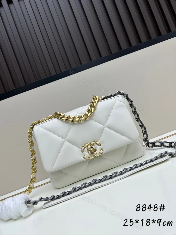 View 1 of Chanel 高仿白色口蓋包 雙色鏈條金扣設計