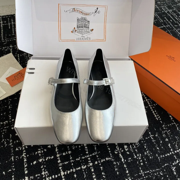 View 1 of 高仿Hermes*H242047ZDQ小牛漆皮瑪麗珍鞋銀色免檢版