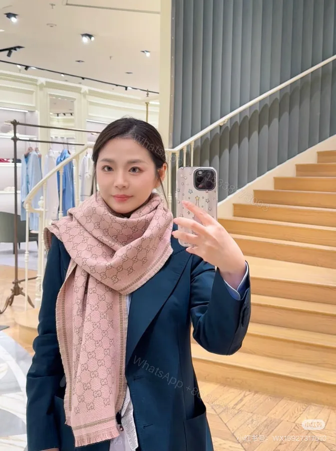 View 1 of Gucci A貨粉色雙G邊框羊毛圍巾 女款氣質穿搭首選人氣款