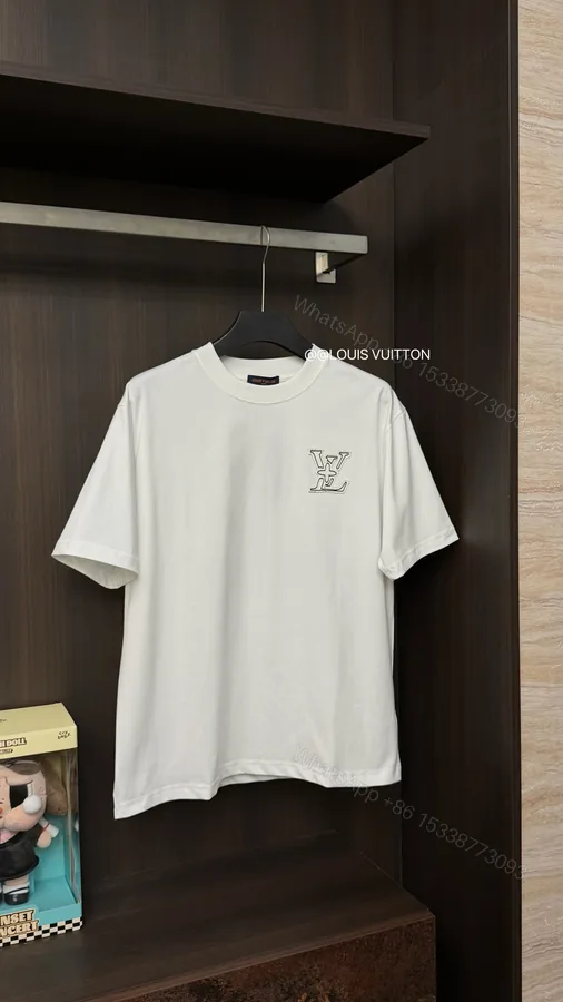View 1 of LV 一比一男款極簡刺繡短袖T恤 白色休閒百搭款