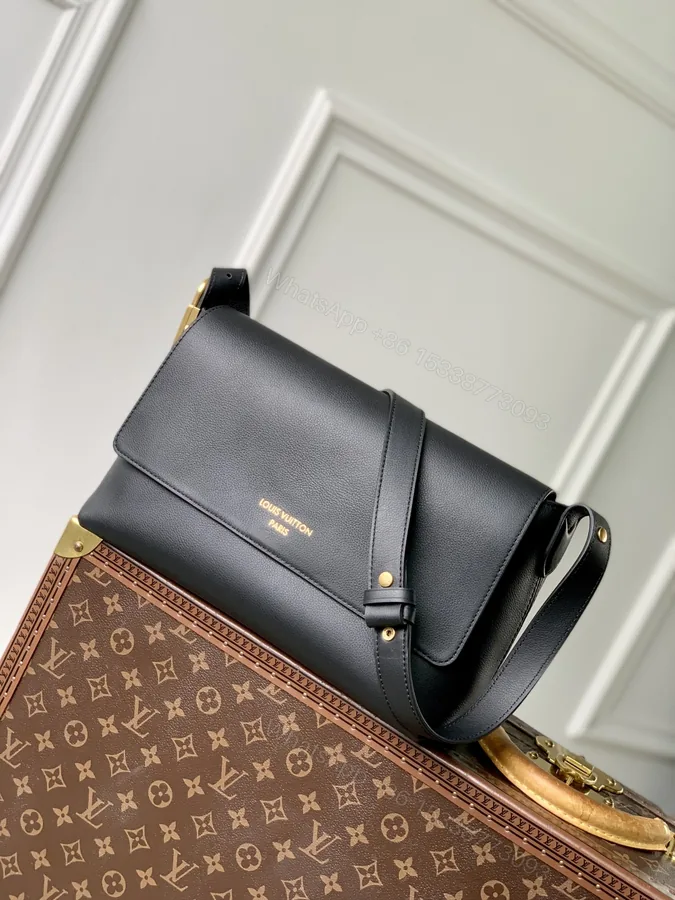 View 1 of LV A貨 BELLA 小牛皮單肩包 經典黑色款式