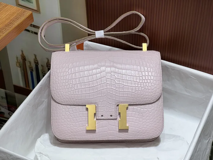 View 1 of Hermes 高仿 女款 Constance 淺粉鱷魚紋金扣斜背包 奢華氣質款