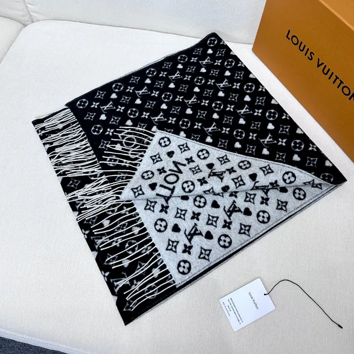 View 1 of LV 精品仿製羊毛圍巾 黑灰雙面設計 Monogram保暖時尚