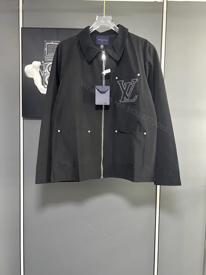 View 1 of LV 精品仿製黑色拉鍊夾克外套 經典LV徽章工藝設計
