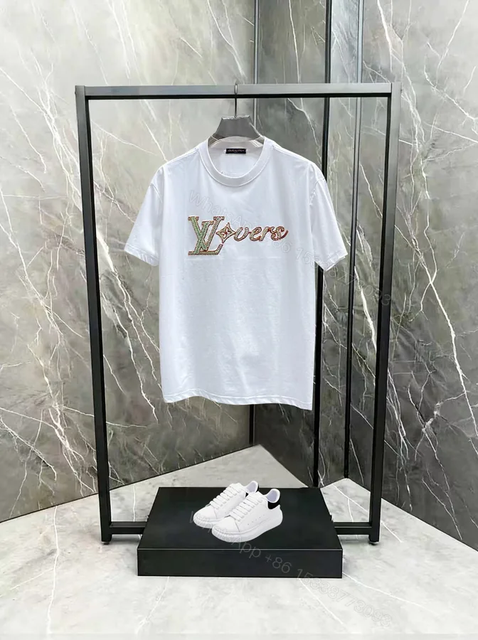 View 1 of LV 高仿 男款 刺繡Logo短袖T恤 百搭簡約設計 休閒日常風