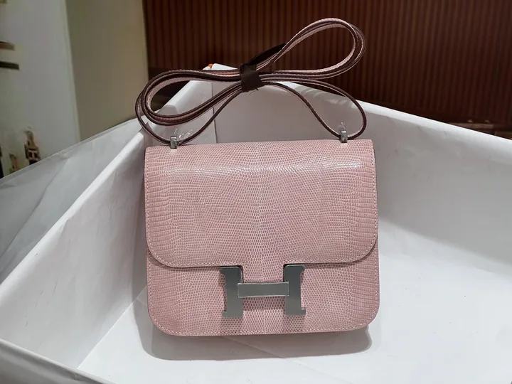 View 1 of Hermes A貨 女款 Constance 淺粉鱷魚紋斜背包 高端優雅氣質包