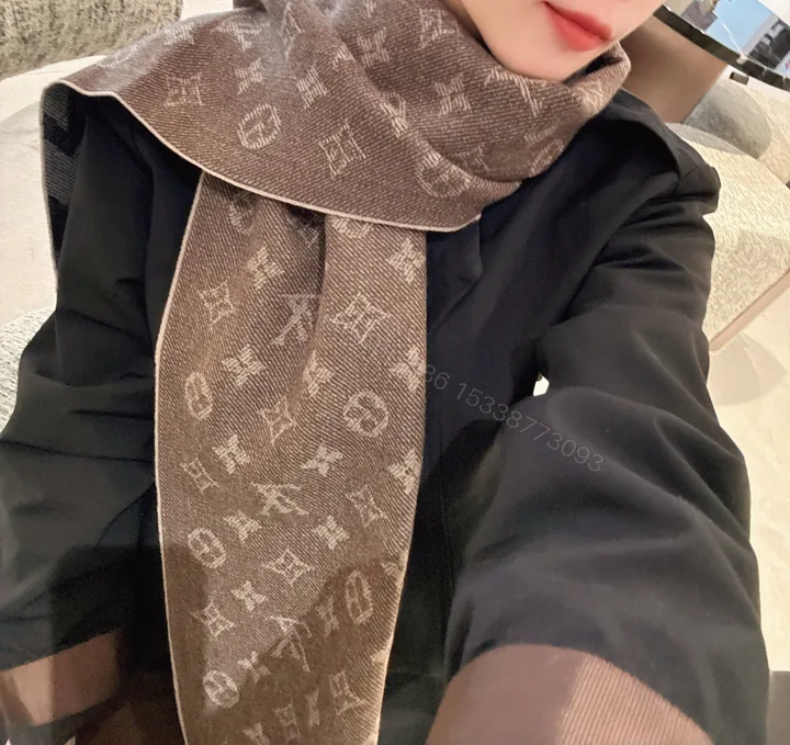 View 1 of LV A貨咖啡雙面Monogram流蘇圍巾經典復古款