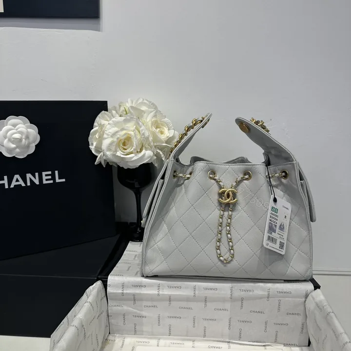 View 1 of Chanel 高仿女款水桶包 白色經典菱格鏈條設計