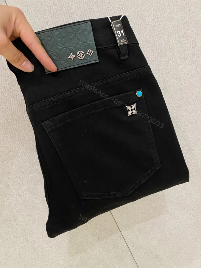 View 1 of LV 高仿 男款 黑色直筒牛仔褲 簡約高級感設計