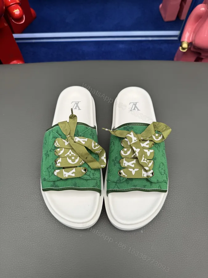 View 1 of LV 精品仿製白底綠帆布拖鞋 老花繫帶款 夏日百搭吸睛造型