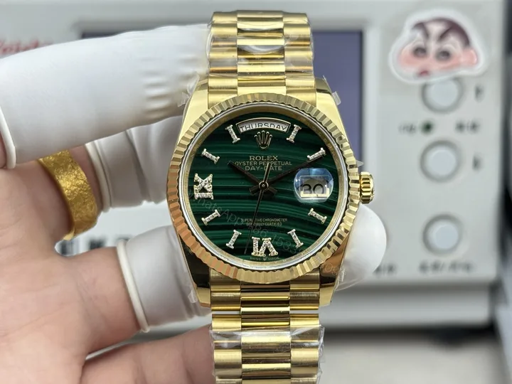 View 1 of 勞力士 A貨 Day-Date 孔雀石綠面盤男款機械腕錶 坑紋圈經典款