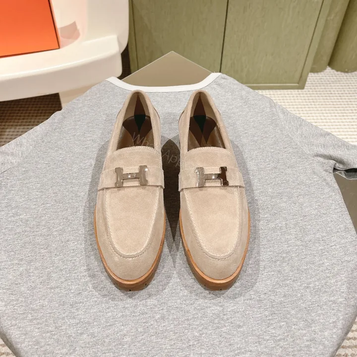 View 1 of 高仿Hermes*H222054ZD1羊京料樂福鞋沙色免檢版