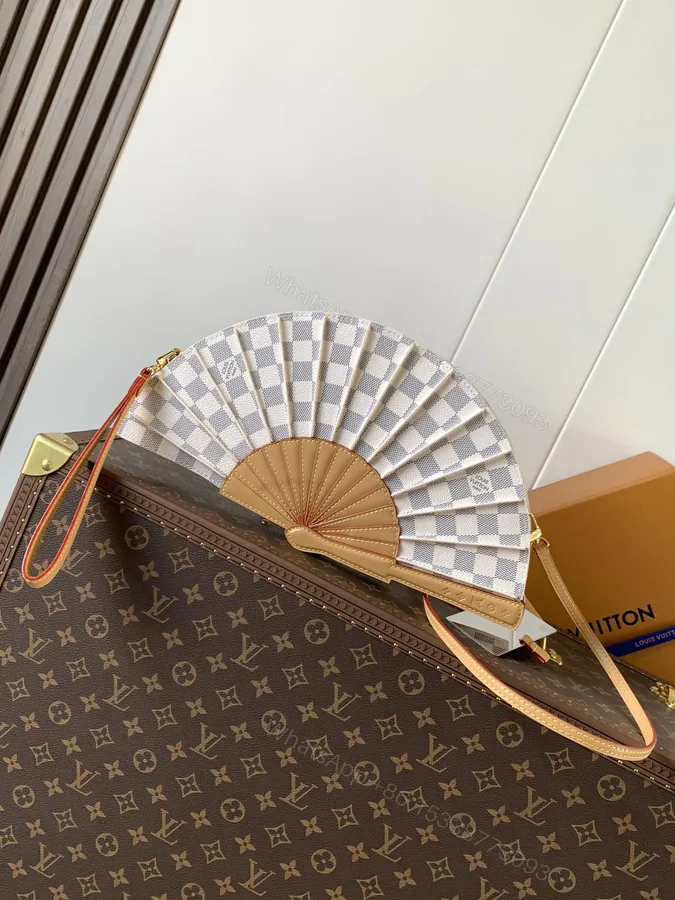 View 1 of LV 一比一 白棋盤格扇形手拿包 經典設計 優雅百搭款