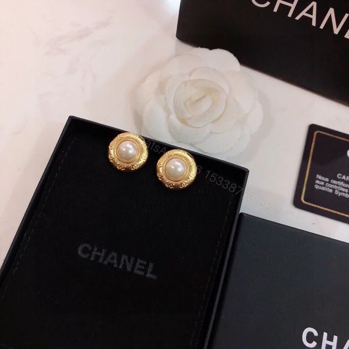 View 1 of EN – Lux Earring Chanel 018