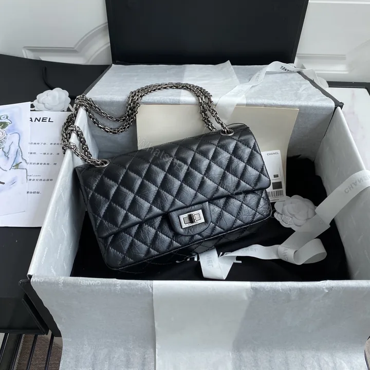 View 1 of CHANEL 原單精品 2.55 黑色皺摺小牛皮銀扣鏈條包 復古經典肩背包