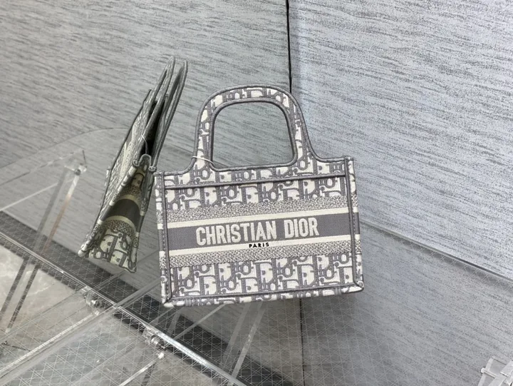 View 1 of 一比一Dior Book Tote 灰色動物刺繡托特包 森林風格大容量設計