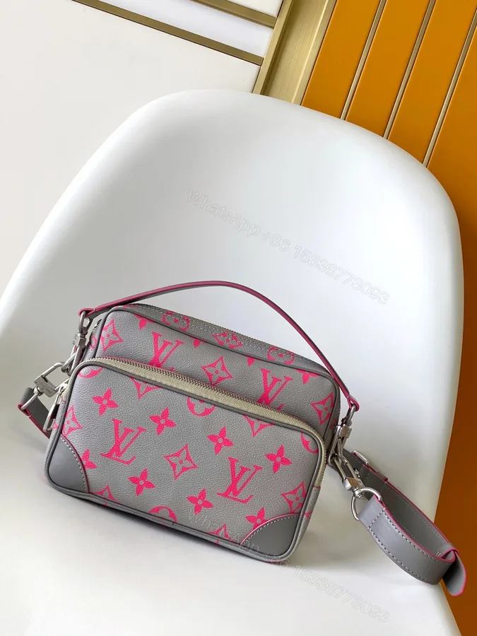 View 1 of LV 高仿 女款 Monogram 灰粉相機包 時尚斜背包