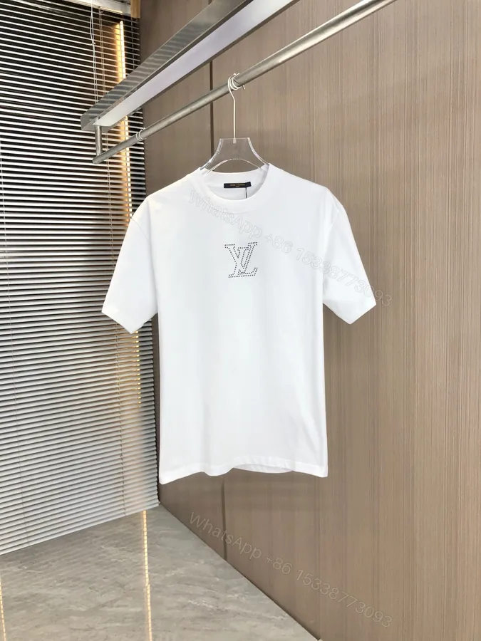 View 1 of LV A貨點鑽LOGO白色短袖T恤極簡風格男士日常穿搭