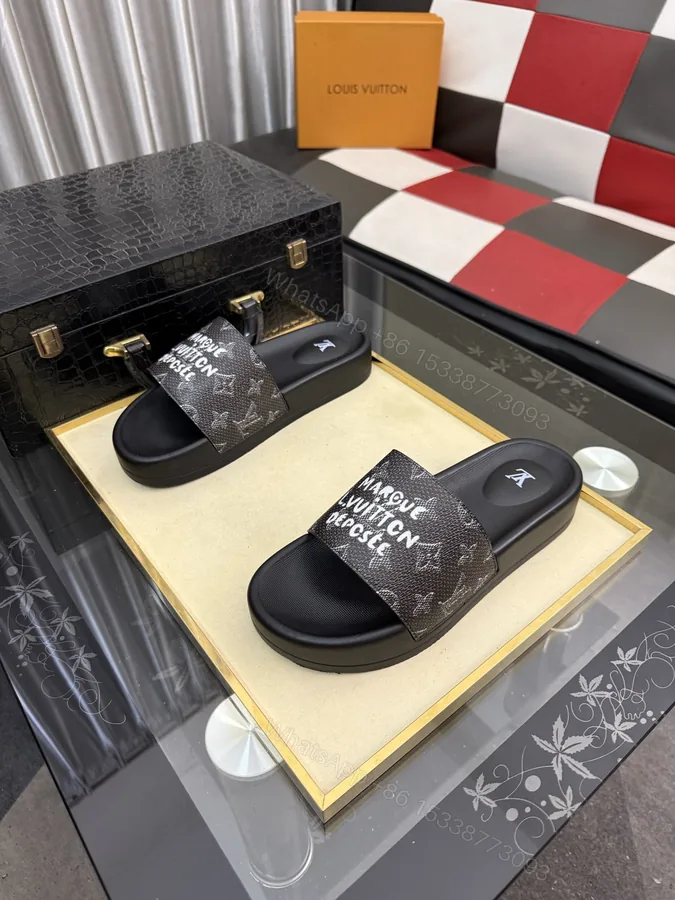 View 1 of LV A貨 男款拖鞋 黑灰塗鴉LOGO設計 潮流個性款