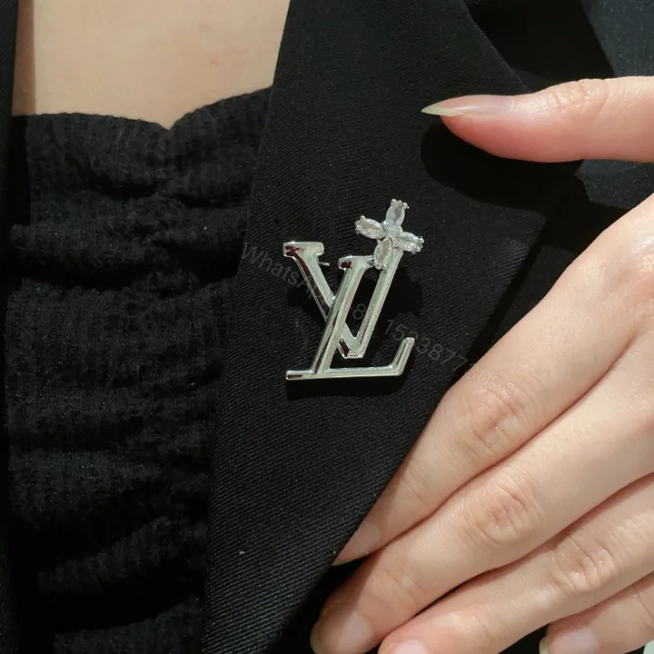 View 1 of LV高仿女士銀色Logo胸針優雅百搭西裝飾品