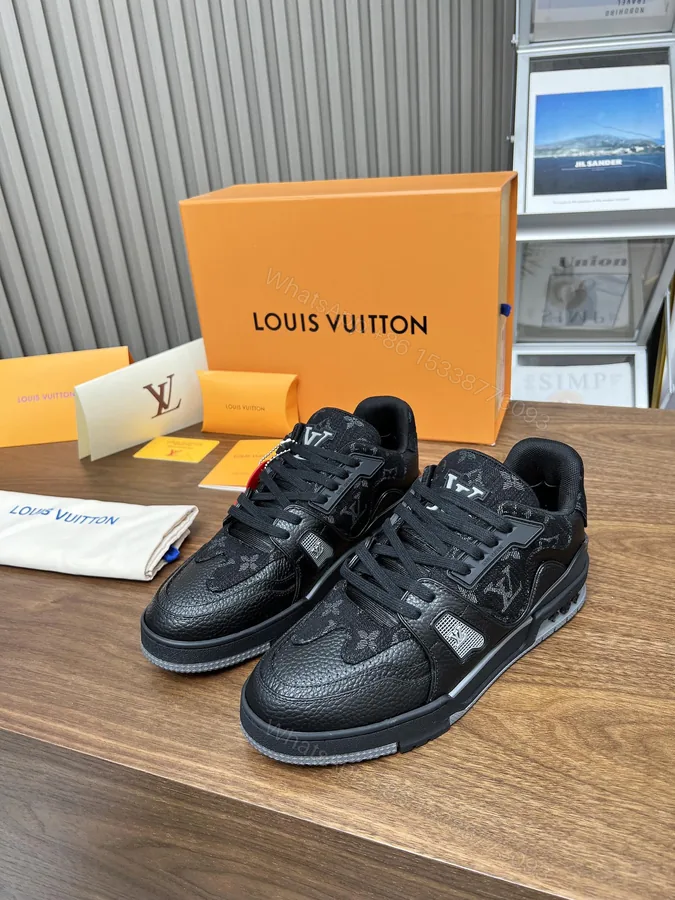 View 1 of LV A貨黑色Monogram運動鞋 全黑高街帥氣設計款