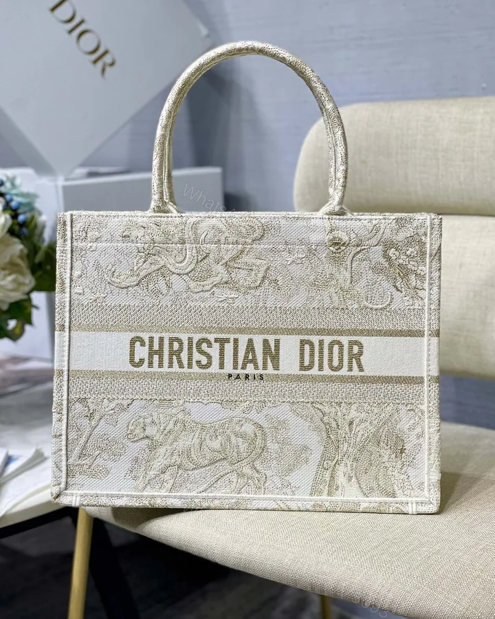 View 1 of 高仿Dior Book Tote奶白小號刺繡托特包 圓弧提把手提休閒推薦