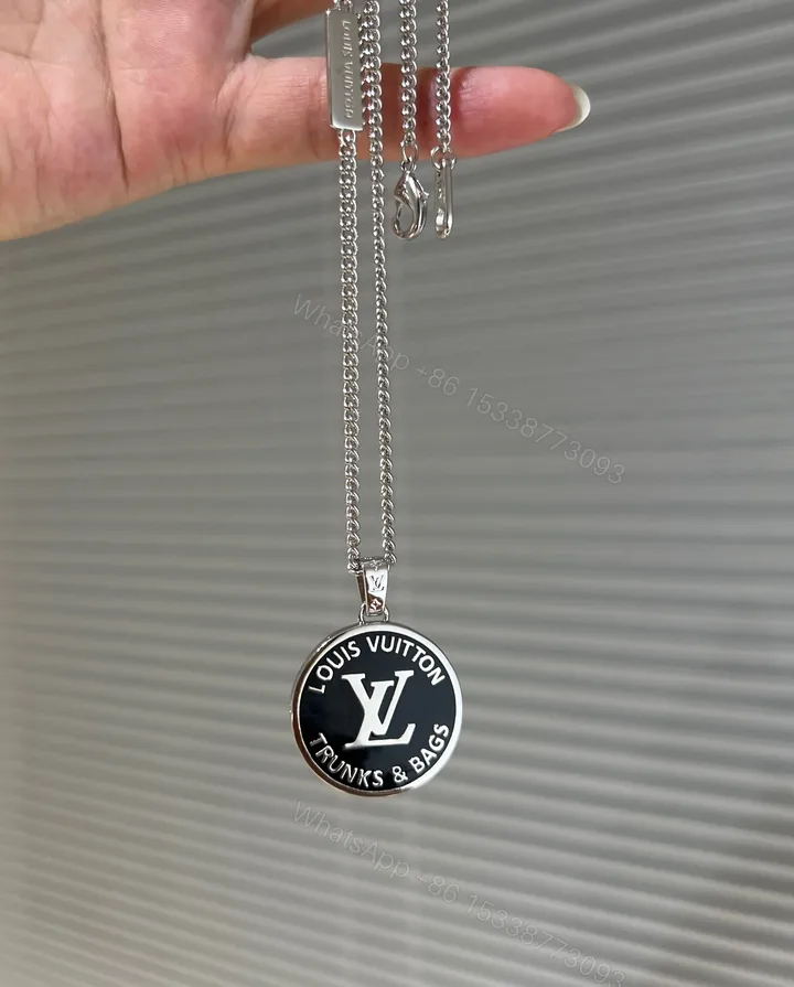 View 1 of LV 一比一圓牌吊墜項鍊 時尚黑銀雙色設計感