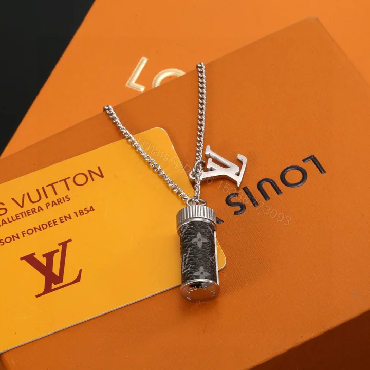 View 1 of LV 原單 膠囊吊墜項鍊 金屬質感品牌字樣設計