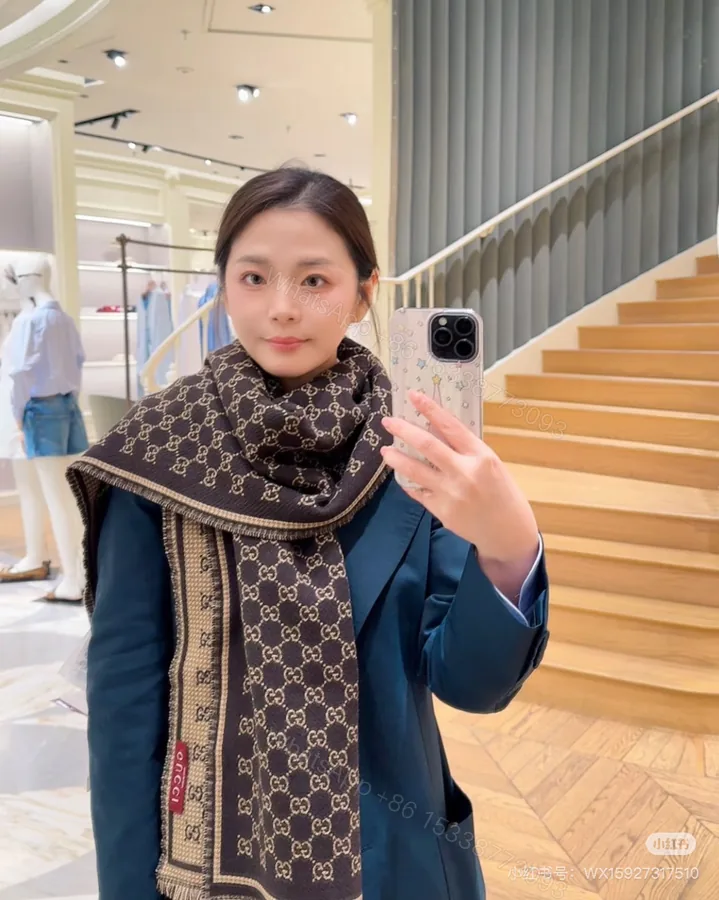 View 1 of Gucci 一比一黑金雙G羊毛圍巾 女款奢華大器專櫃同步熱賣