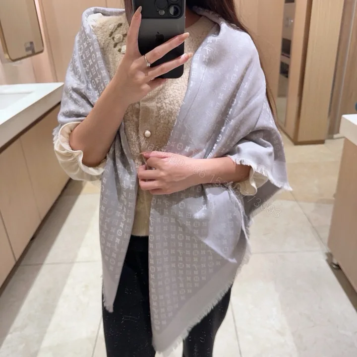 View 1 of LV A貨灰白雙色Monogram披肩 女款知性配色設計