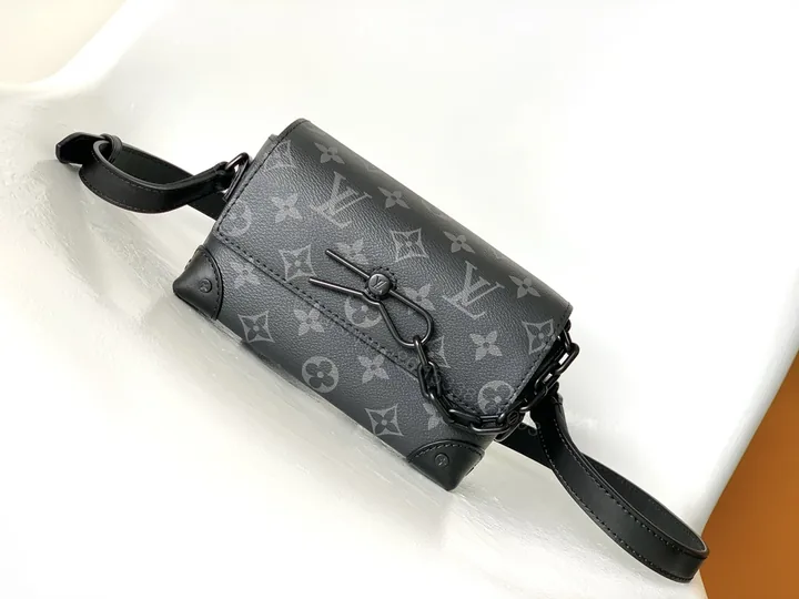 View 1 of LV A貨 女款 灰色老花鏈條斜背包 小包設計 時尚通勤款