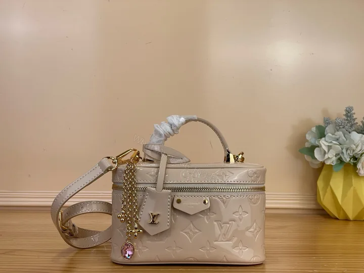 View 1 of LV A貨 Monogram Bucket 水桶包 米杏色刺繡肩背包