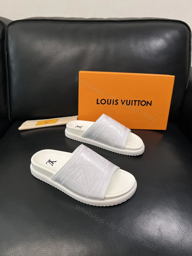 View 1 of LV 高仿 男款拖鞋 全白壓紋LOGO設計 清爽百搭款